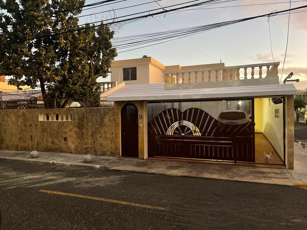 casas - Excelente casa en la urbanización Italia Santo Domingo este.
286 metros.
