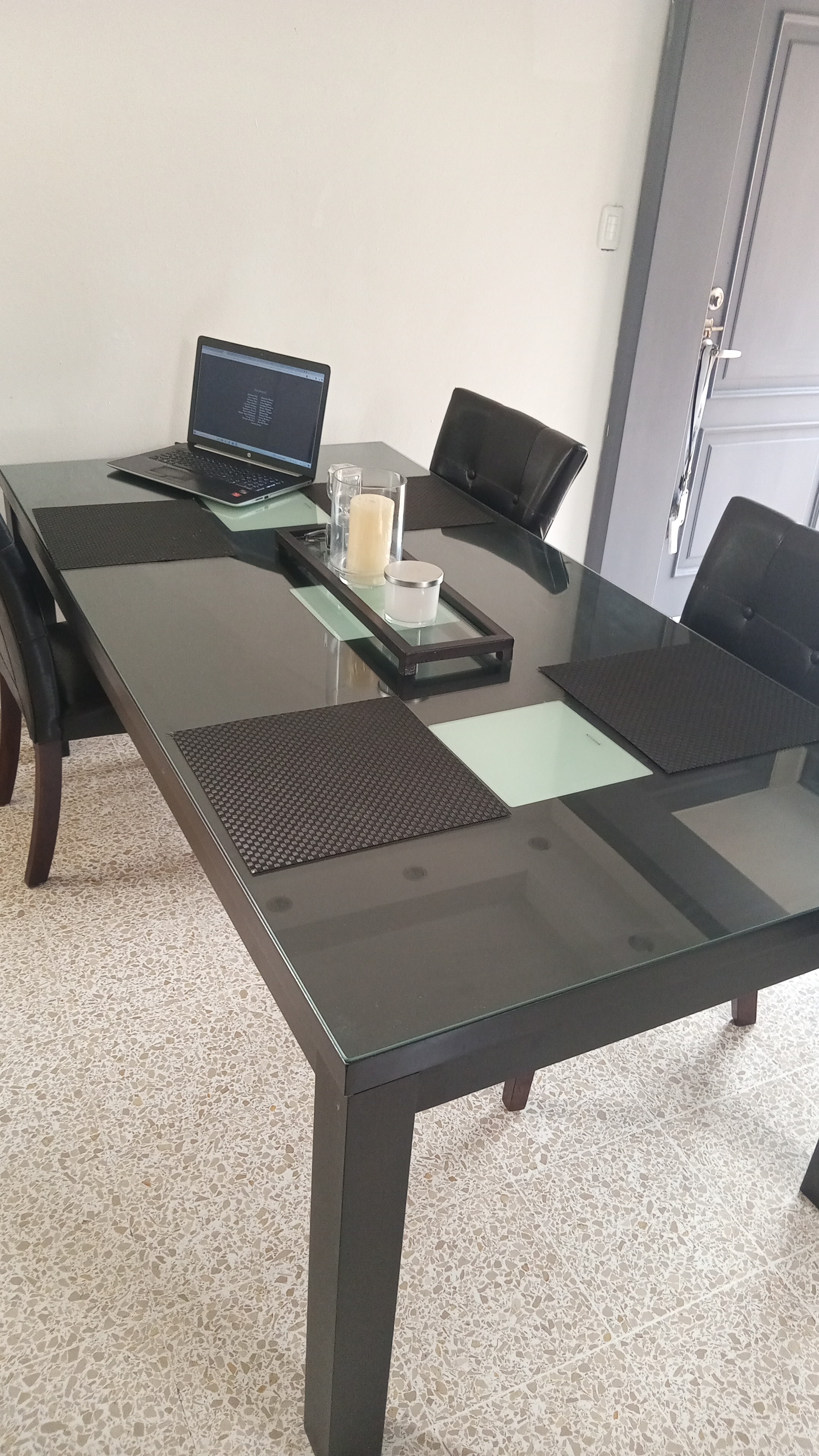 muebles y colchones - Mesa con tope de vidrio en venta