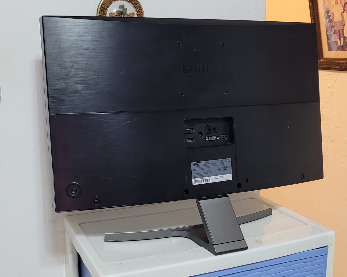 computadoras y laptops - Monitor Samsung Curvo 27 Pulg 1080p HD Con bocinas 2