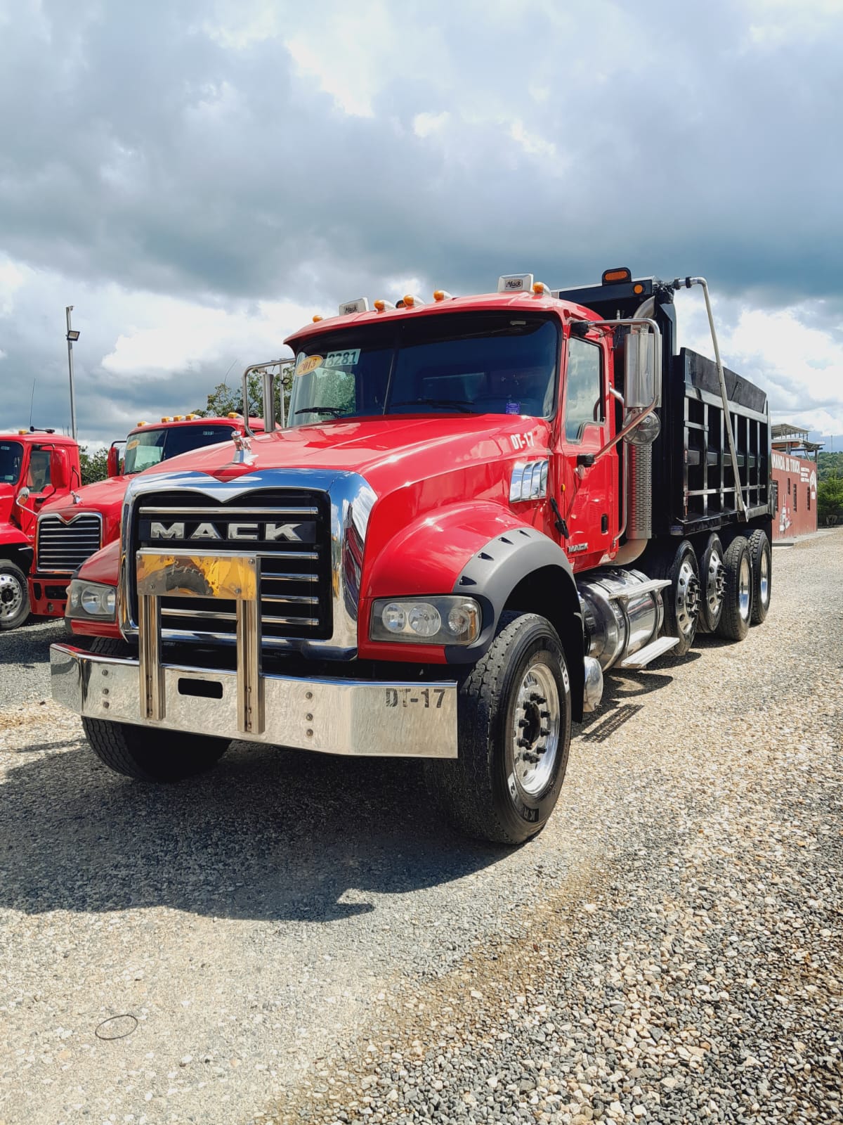 camiones y vehiculos pesados - MACK GRANITE AÑO 2013  6