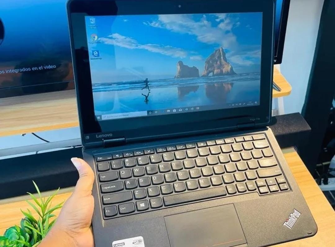 computadoras y laptops - Lenovo thinkpad yoga 11e core i3 6ta gen 8ram 128SSD 3