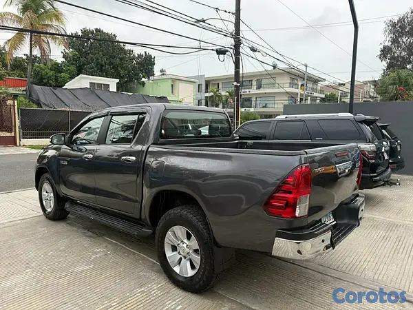 jeepetas y camionetas - Toyota Hilux SRV 2017 3