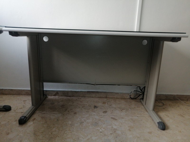 articulos de oficina - Vendo dos (2) escritorios tope de madera y patas y estructura en metal