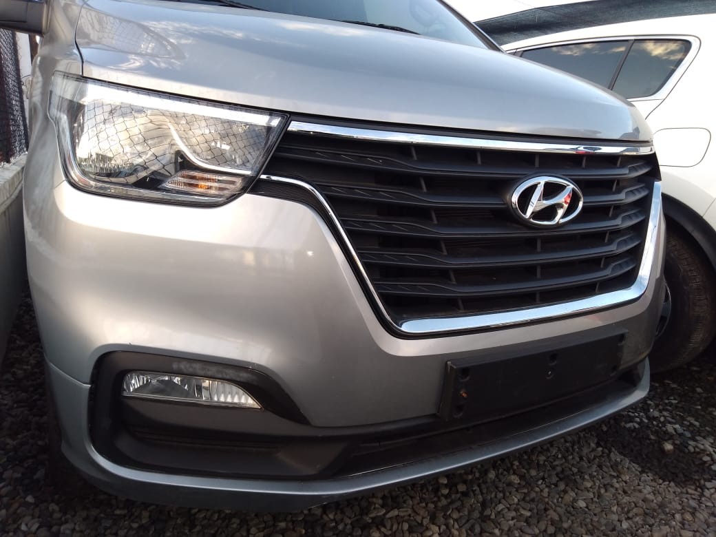 jeepetas y camionetas - HYUNDAI GRAND STAREX 2018 GRISDESDE: RD$1,300.100 3