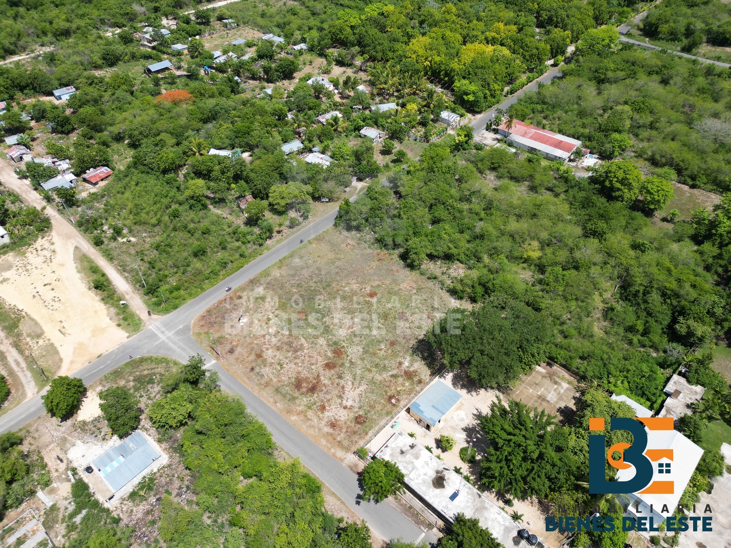 solares y terrenos - SE VENDE SOLAR de esquina  con 3,000 Metros en Ubicado  H-3 JUAN DOLIO  9