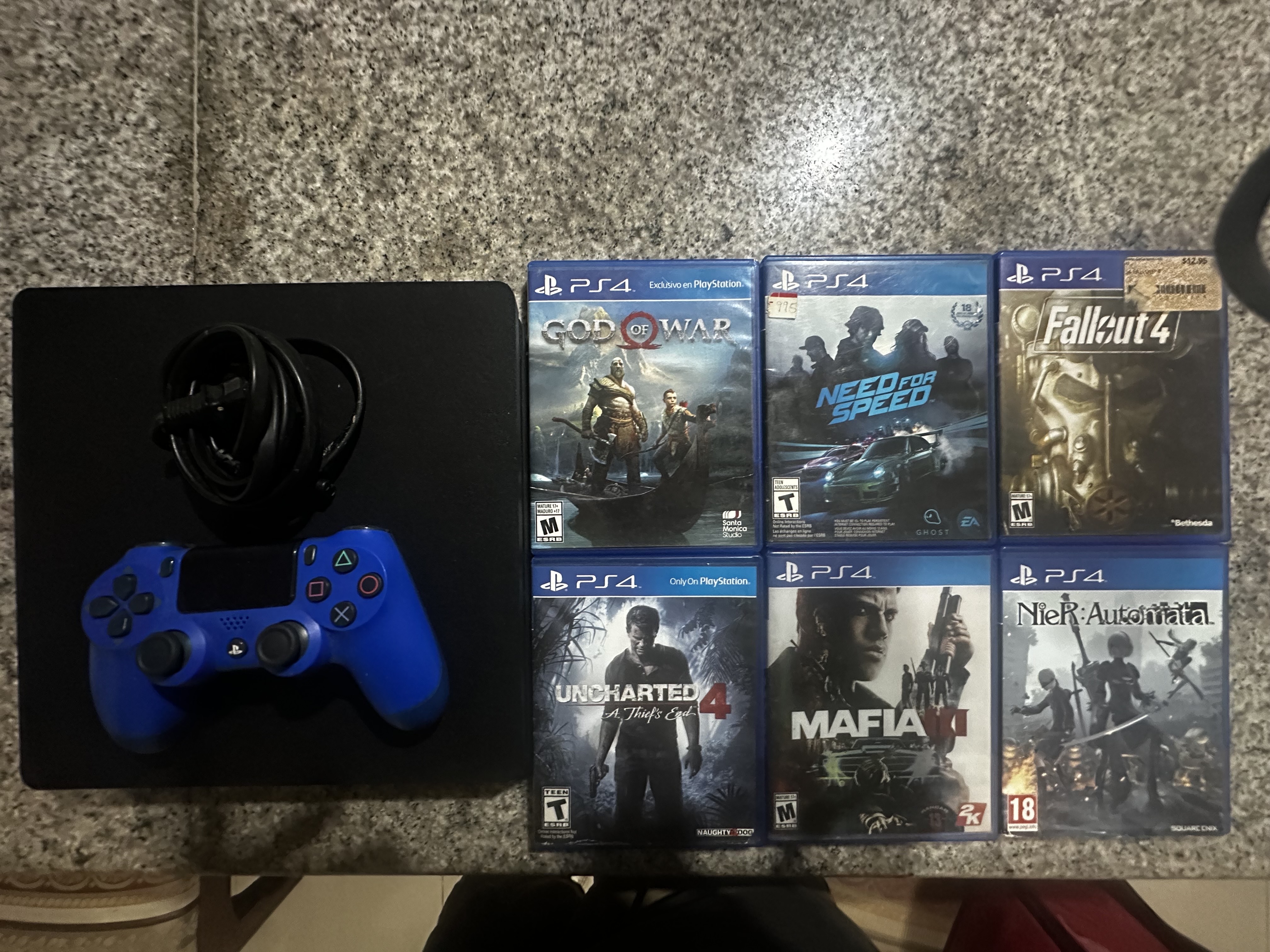 consolas y videojuegos - Vendo play 4 en buen estado, 2 controles y 2 CD 