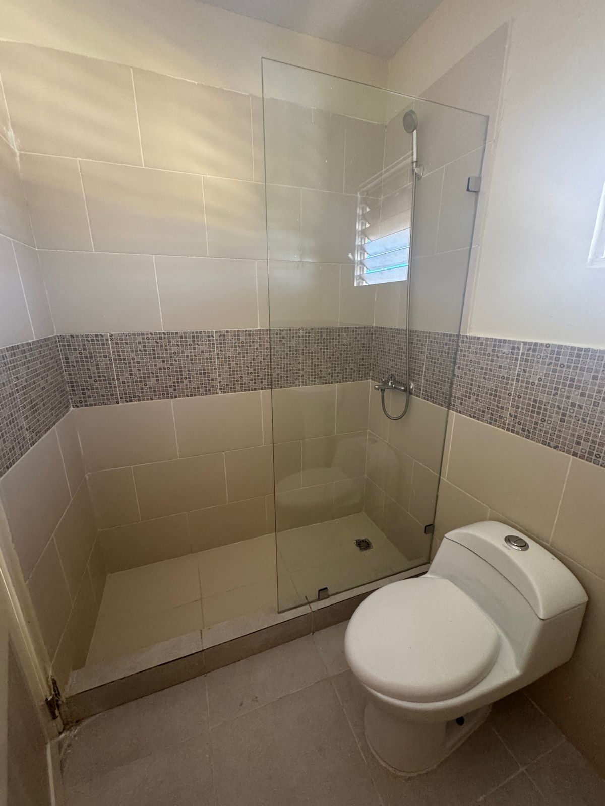 apartamentos - SE ALQUILA APARTAMENTO UBICADO EN LAS PALMERAS SDE 8
