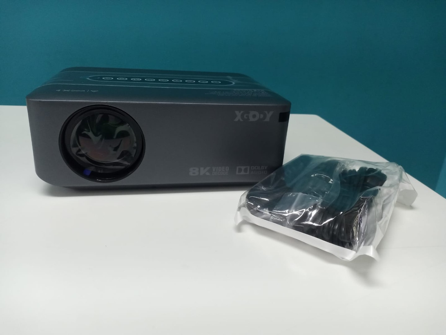 otros electronicos - PROYECTOR UHD LED 8K, NUEVO, Tiene WiFi y Smartv 
      Incluye cable y control