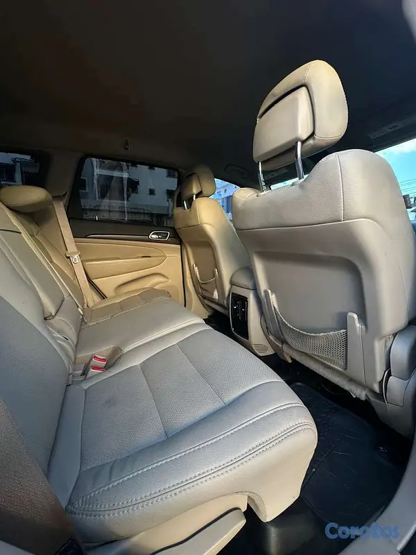jeepetas y camionetas - Jeep Grand Cherokee Laredo 2016 8