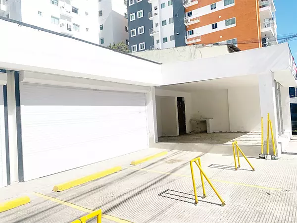 oficinas y locales comerciales - Local en Naco con terraza  3