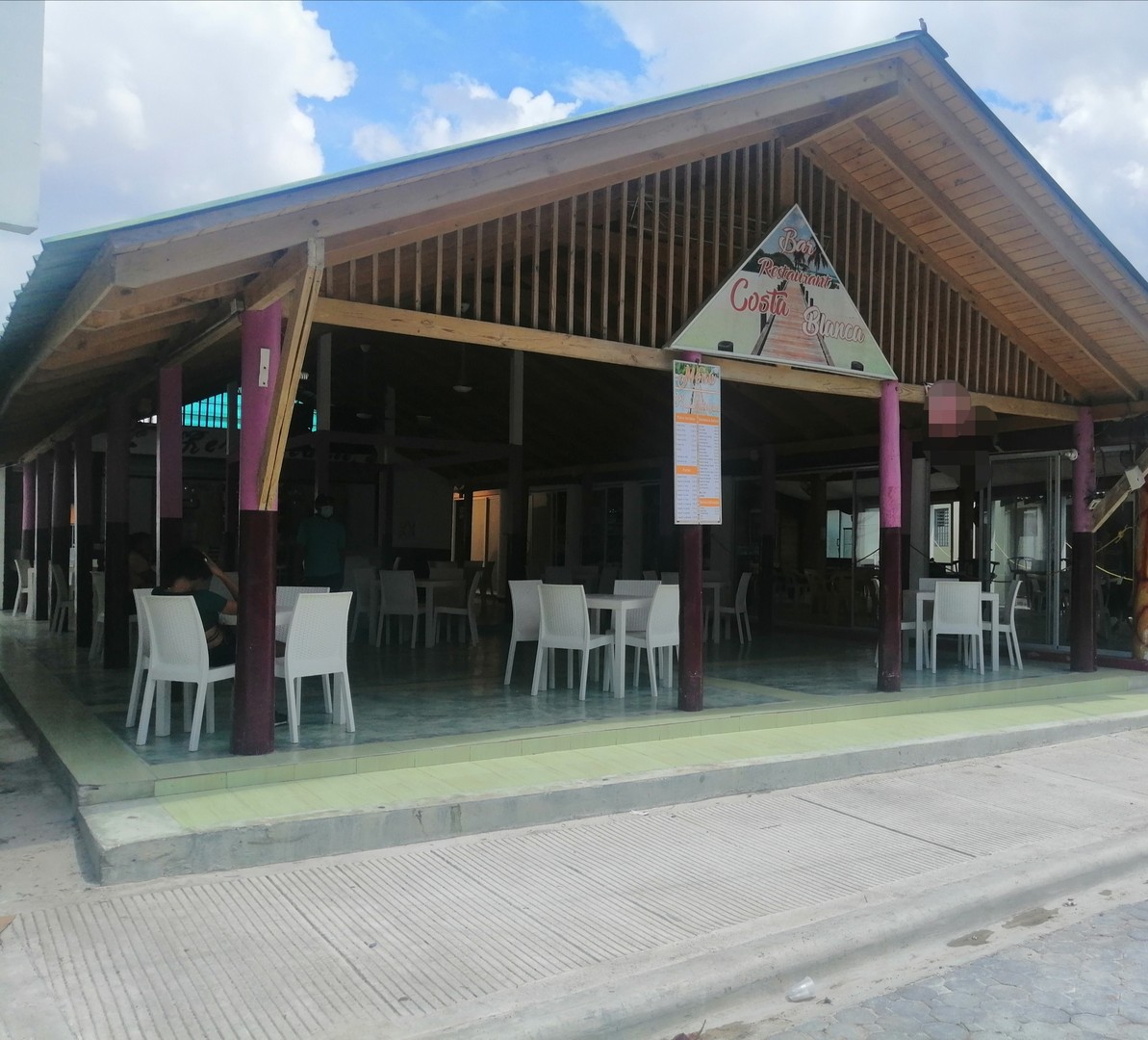 Bar restaurante frente a la playa Caleta, equipado. 600 metros de terreno.