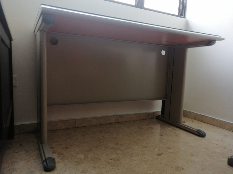 articulos de oficina - Vendo dos (2) escritorios tope de madera y patas y estructura en metal 1
