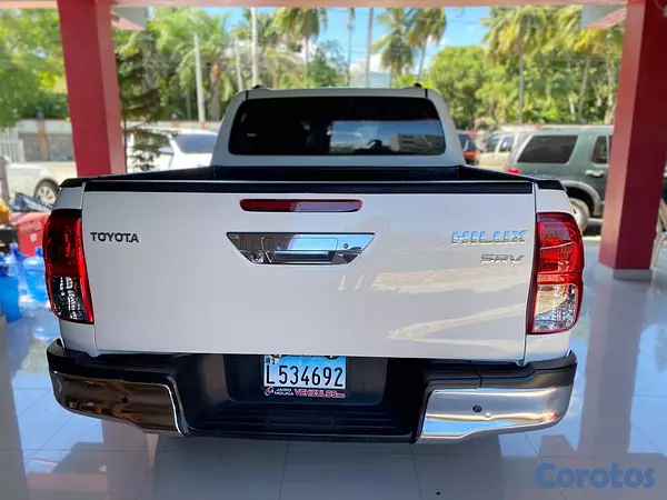 jeepetas y camionetas - Toyota Hilux 2020 4x4 diesel automática  11