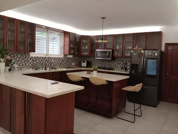 apartamentos - Vendo o Alquilo amplia casa de 2 niveles en Los Ca 2