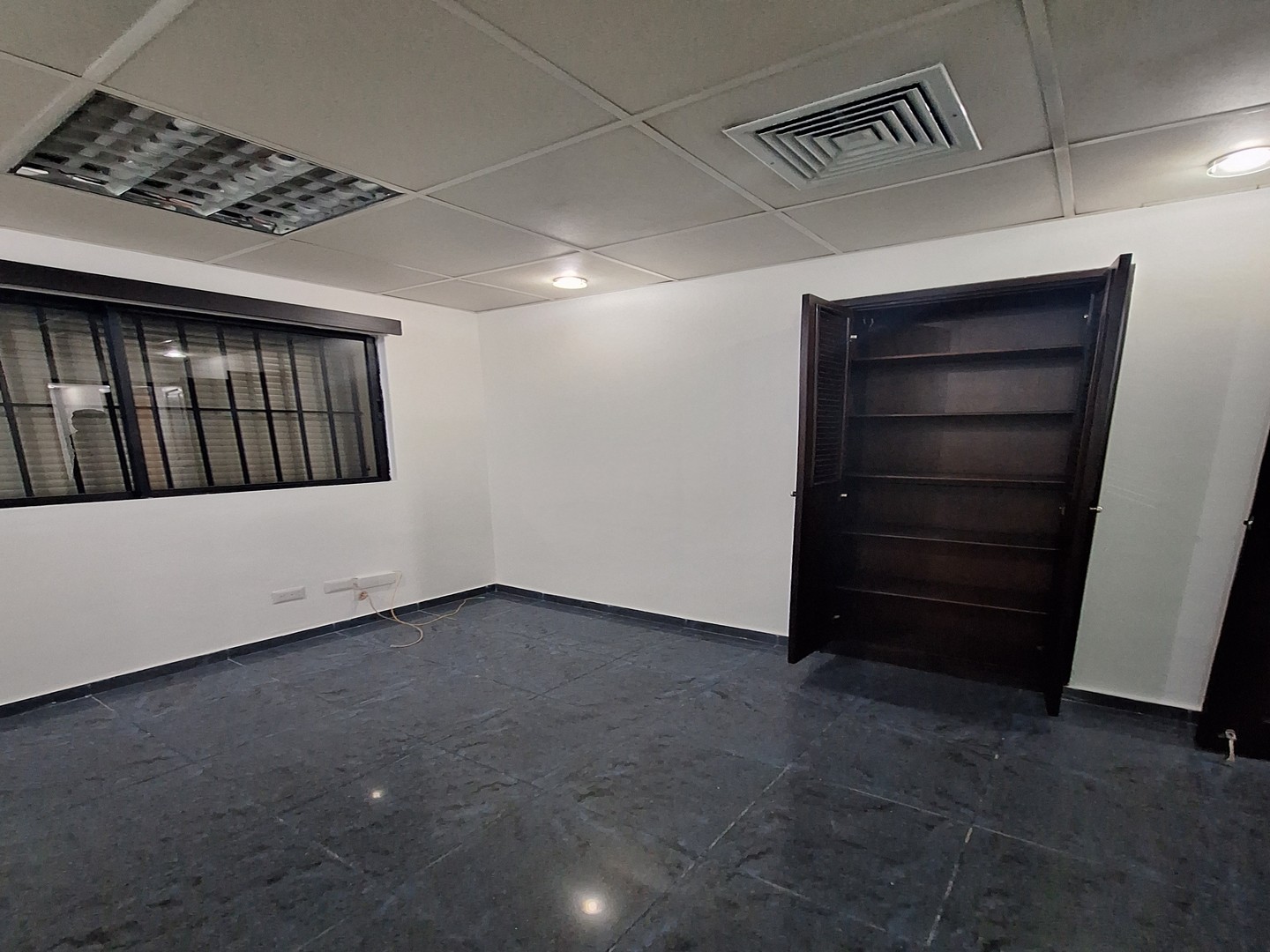 oficinas y locales comerciales - Rento local comercial en Naco Edificio Empresarial con asc y planta primer nivel