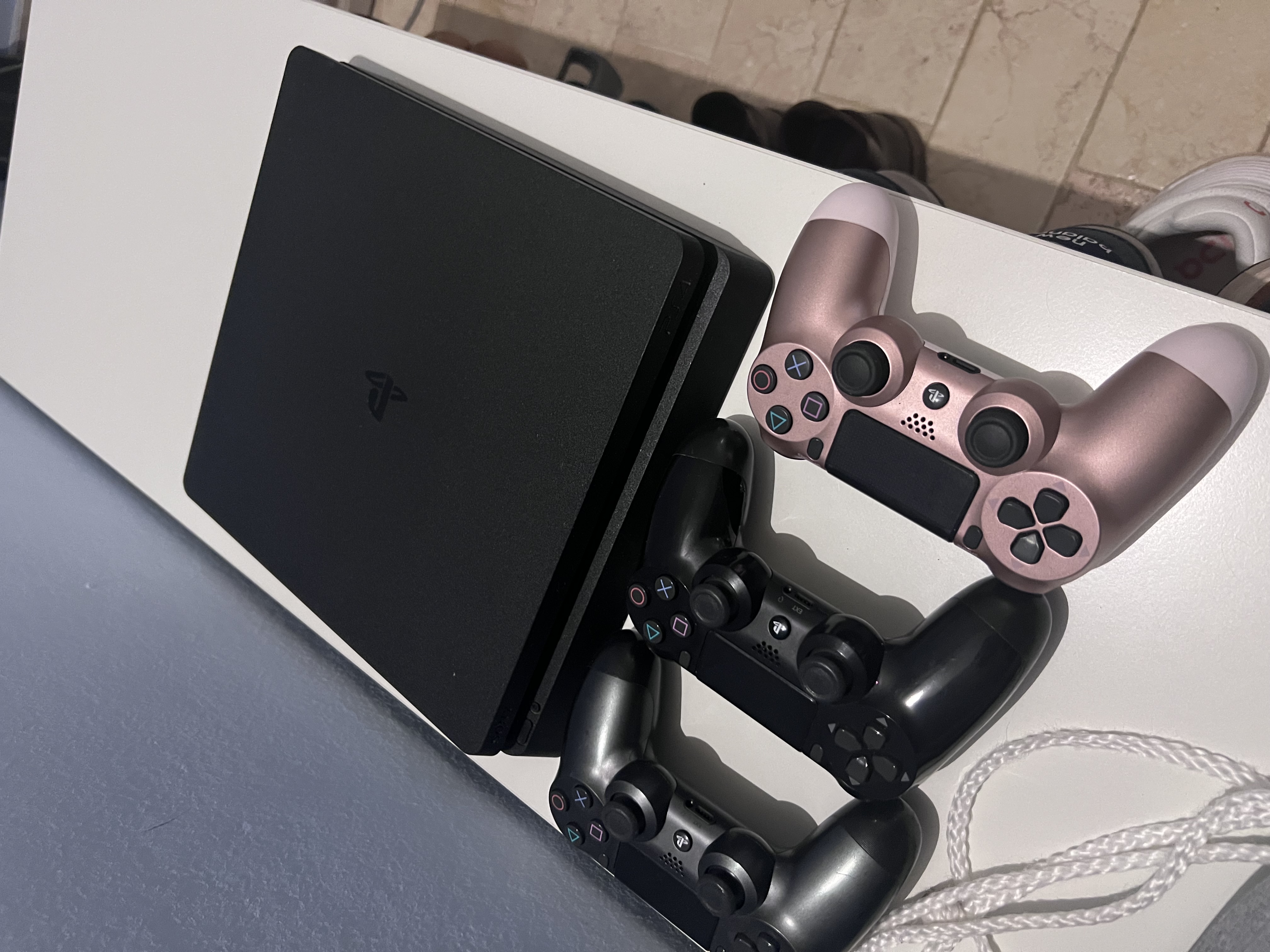 consolas y videojuegos - PS4 con 3 controles y cintas como nuevo 4