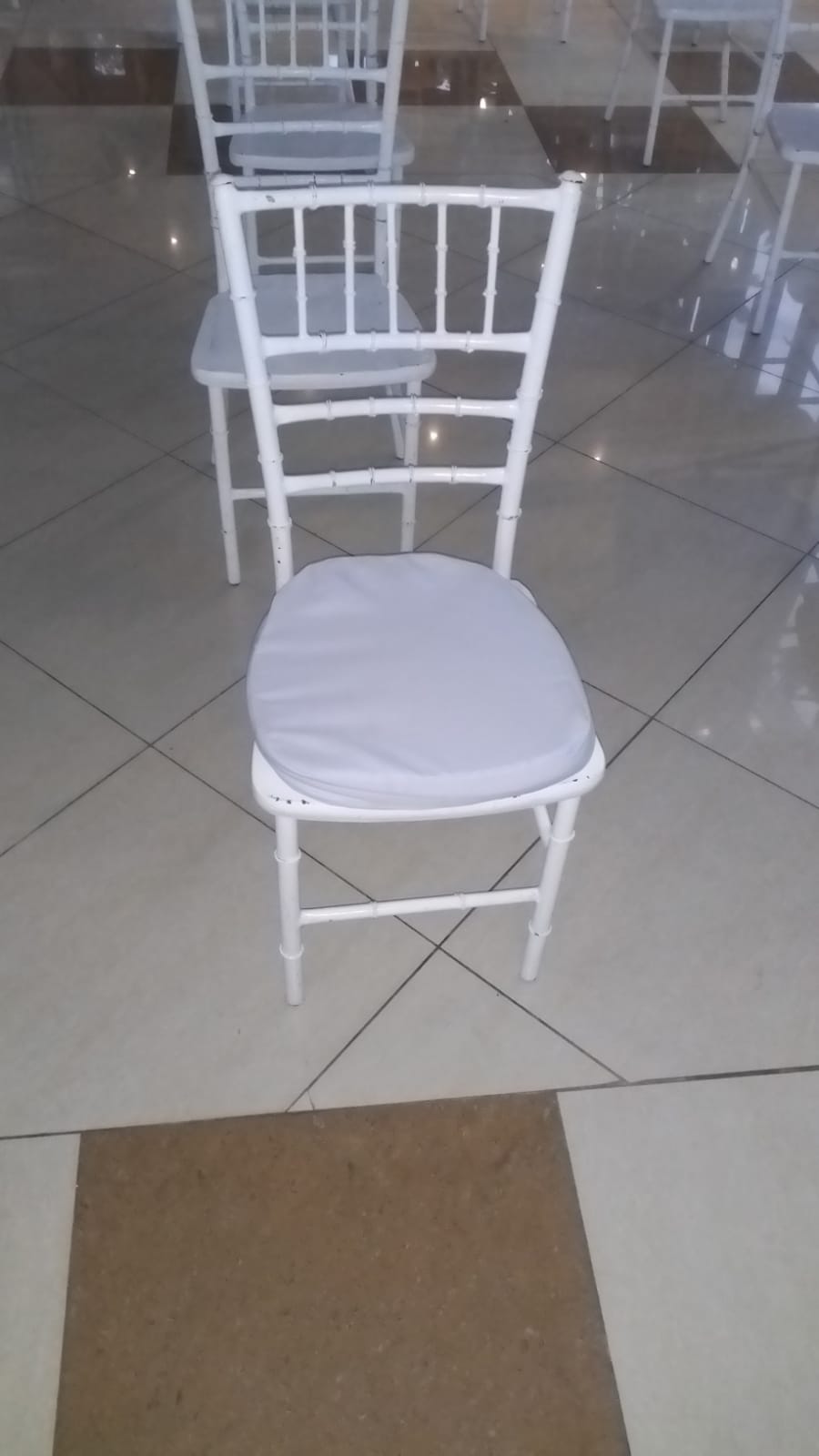 muebles y colchones - Vendo sillas Tiffany  1,400 $RD, con forro y cojín. Negocialbe