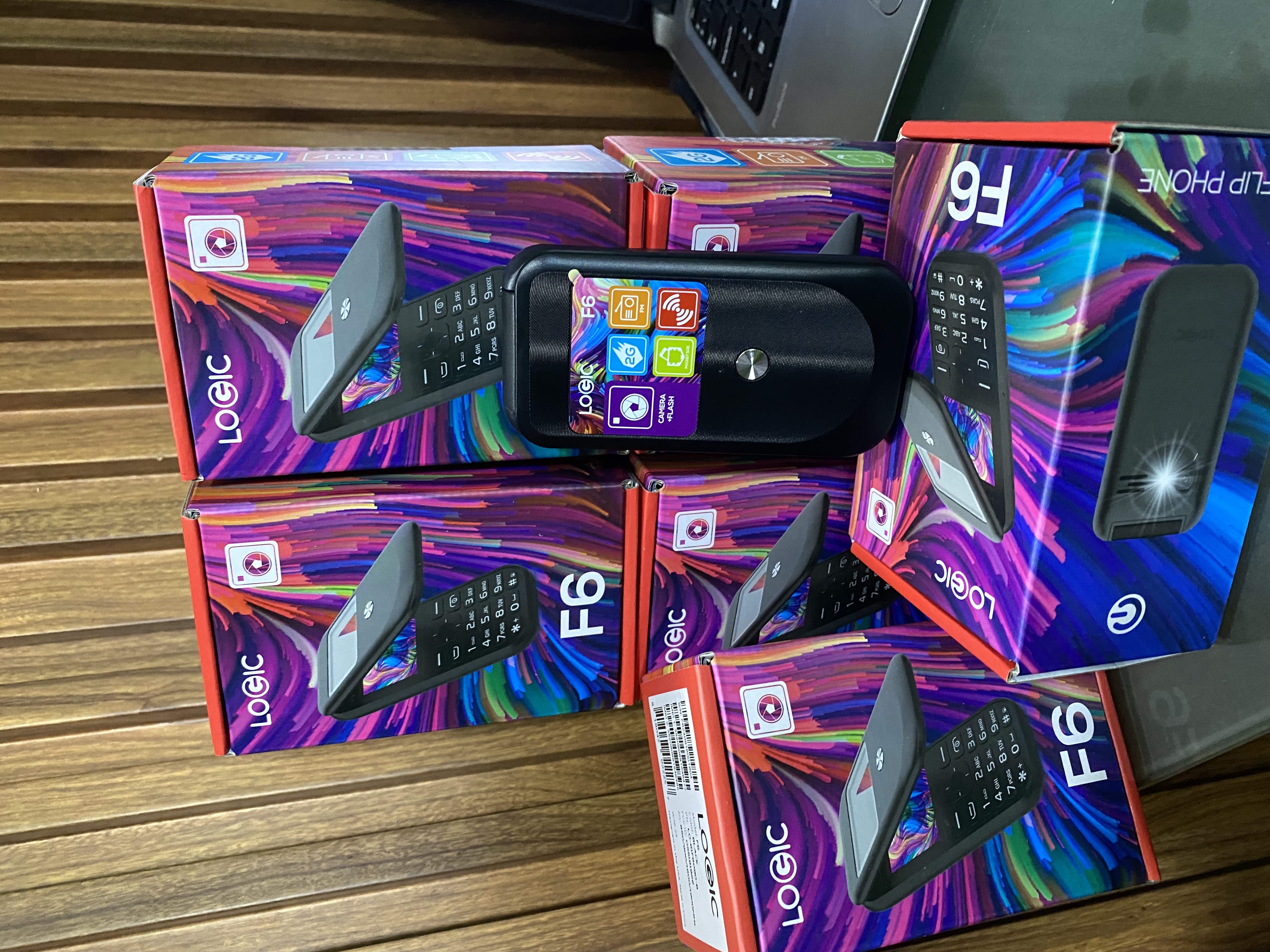 celulares y tabletas - Logic F6  3