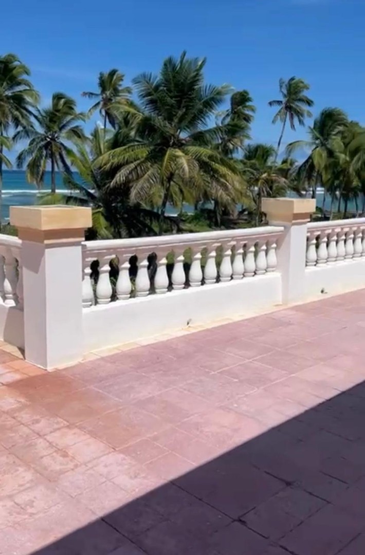 casas vacacionales y villas - Lujo Frente a la Playa Villa en Venta con Piscina en Uvero Alto-Punta Cana