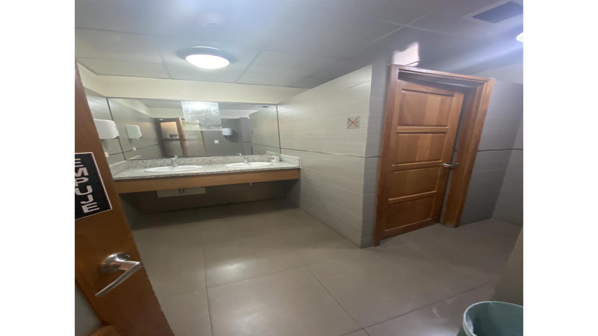 oficinas y locales comerciales - ALQUILER AMPLIO LOCAL EN EVARISTO MORALES 4