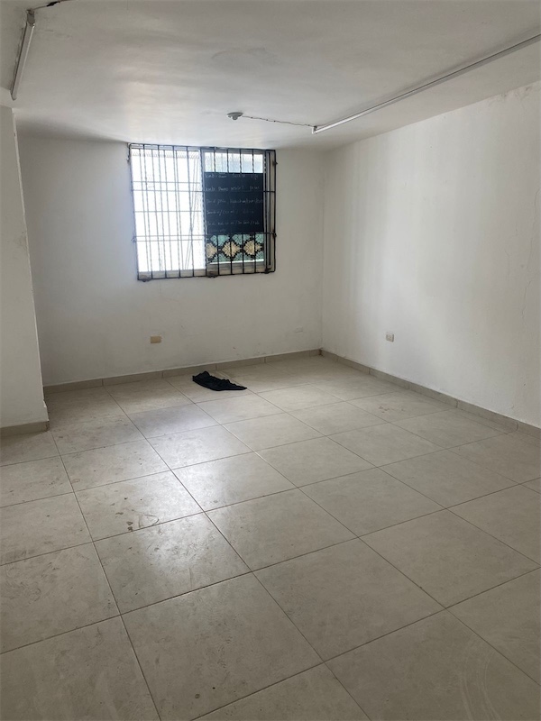 oficinas y locales comerciales - Local en los jardines primer nivel 2