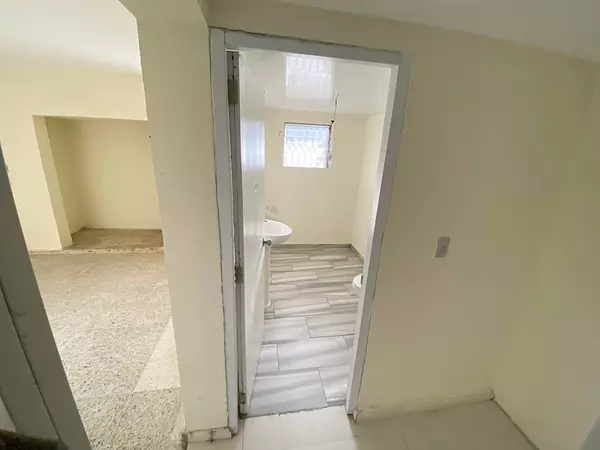 oficinas y locales comerciales - Local céntrico en Evaristo  8