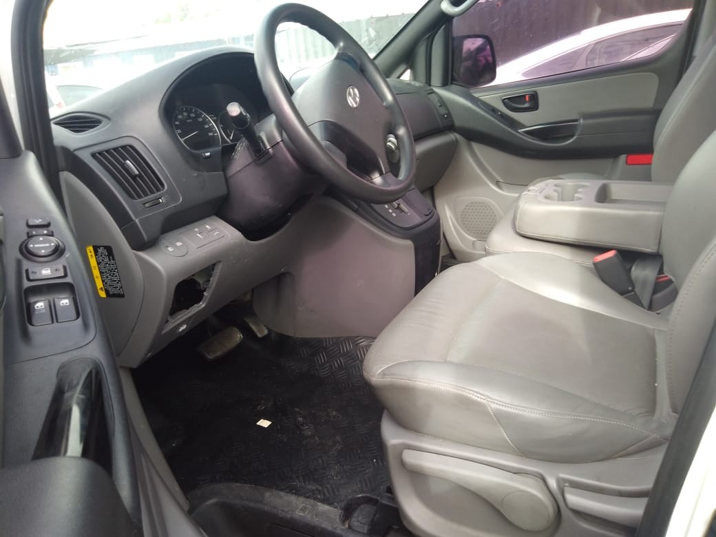 jeepetas y camionetas - HYUNDAI GRAND STAREX 2018 BLANCO IMPORTADA. 1