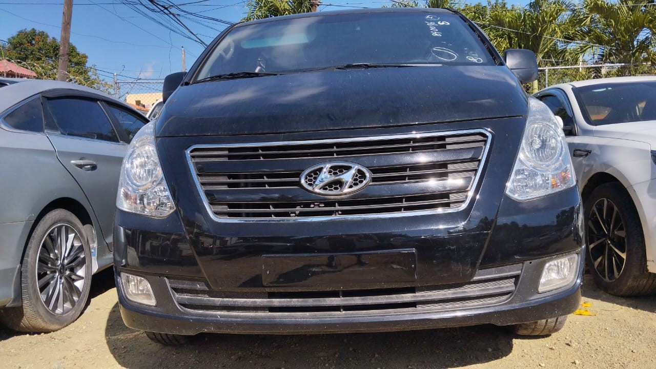jeepetas y camionetas - HYUNDAI GRAND STAREX 2017 NEGRA