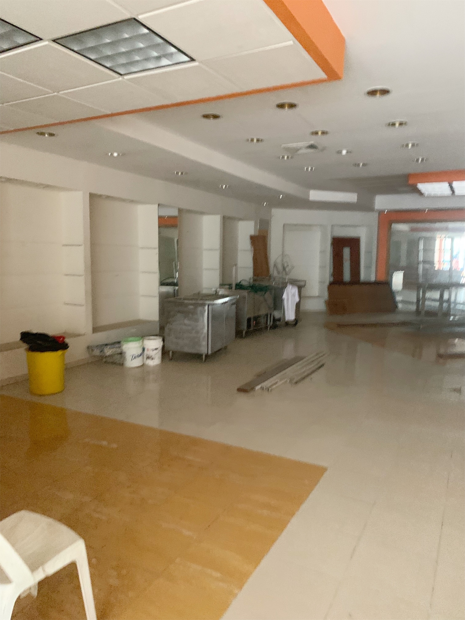 oficinas y locales comerciales - Local amplio en zona colonial 4