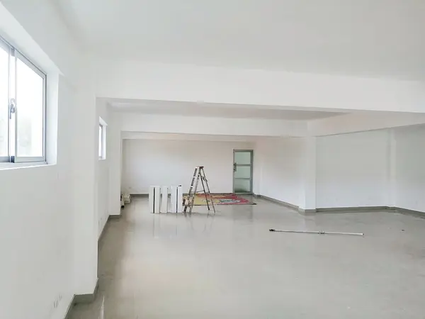 oficinas y locales comerciales - Alquiler céntrico local en Serralles 2