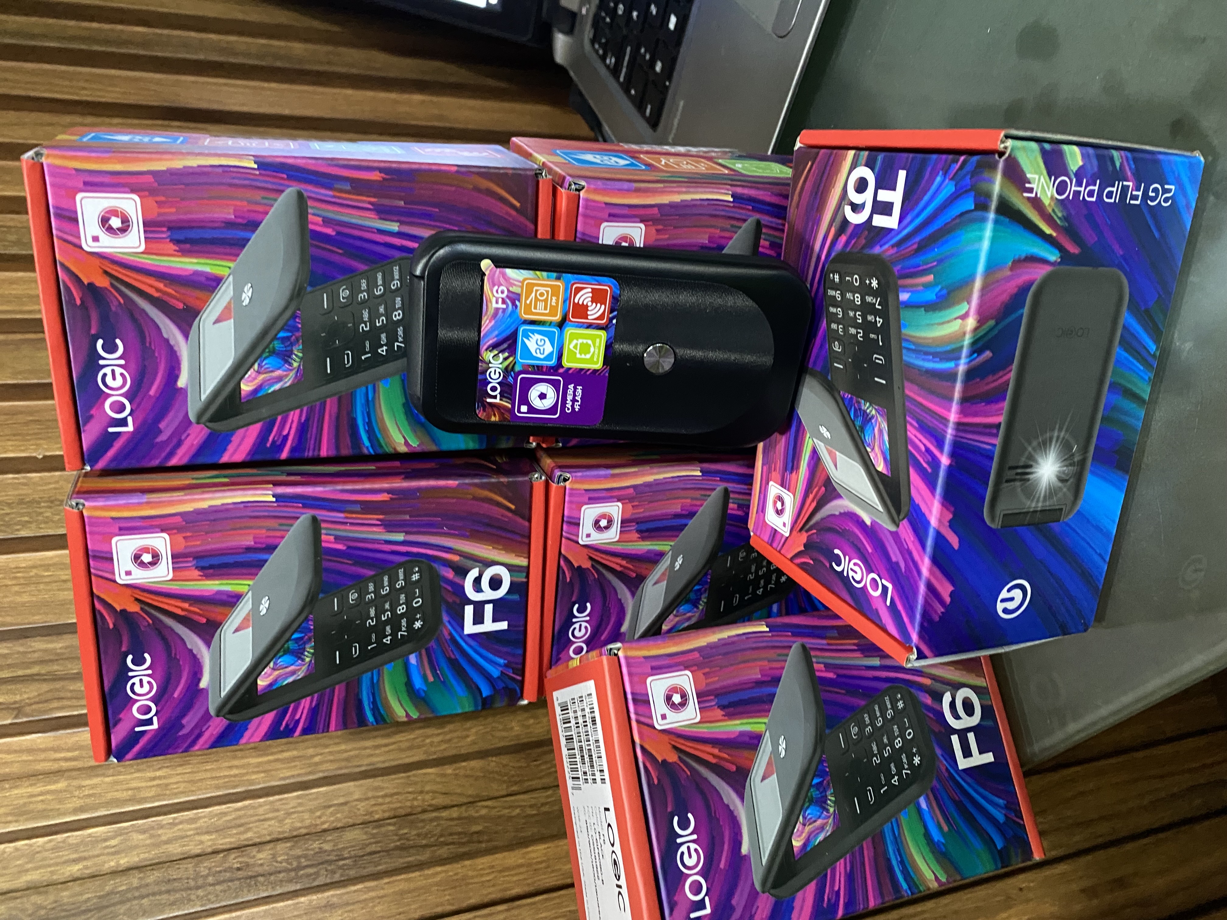 celulares y tabletas - Logic F6  4