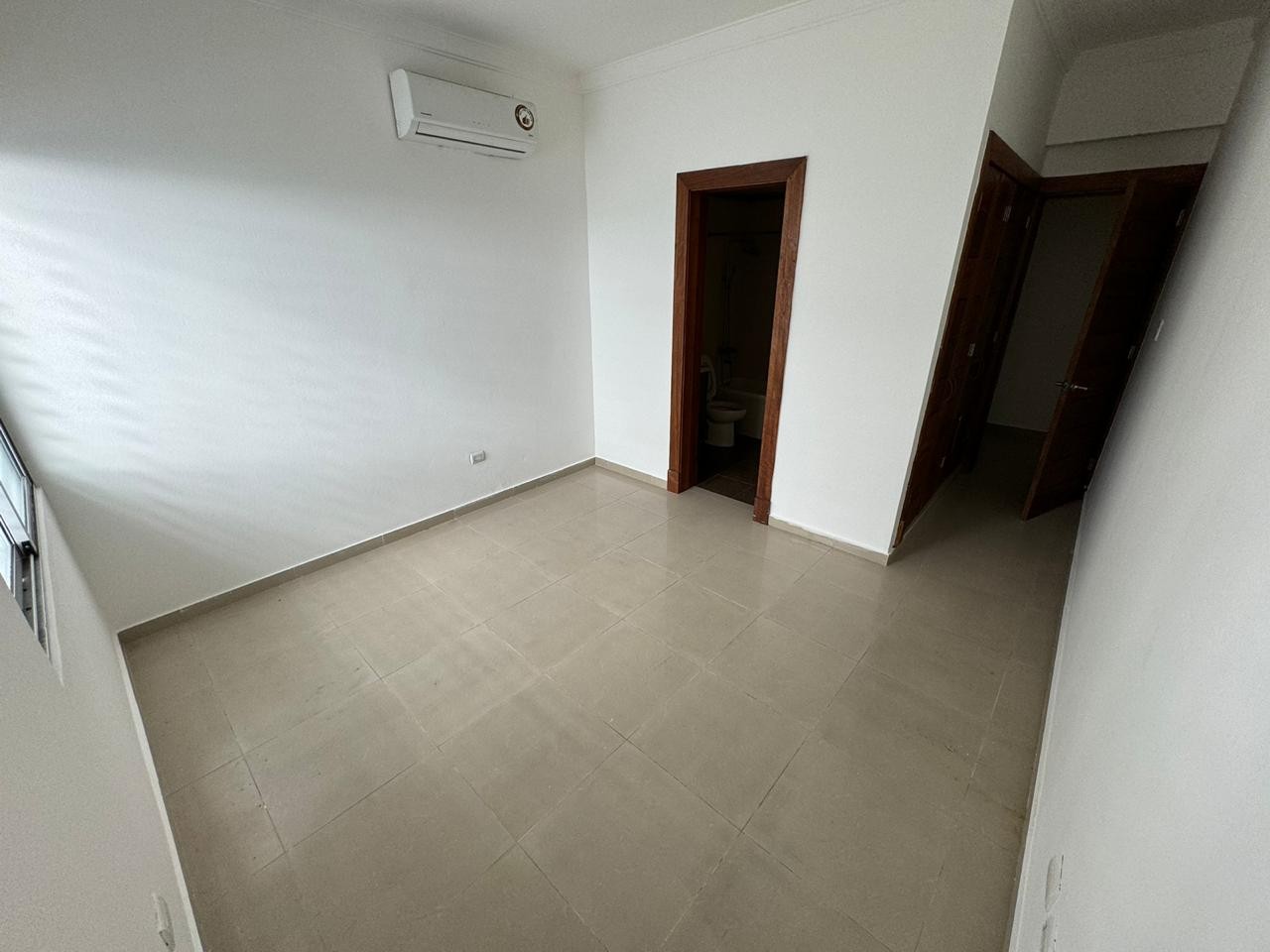apartamentos - Apartamento en Alquiler
SERRALLES
USD 1,500.00 (Mantenimiento incluido)

 7