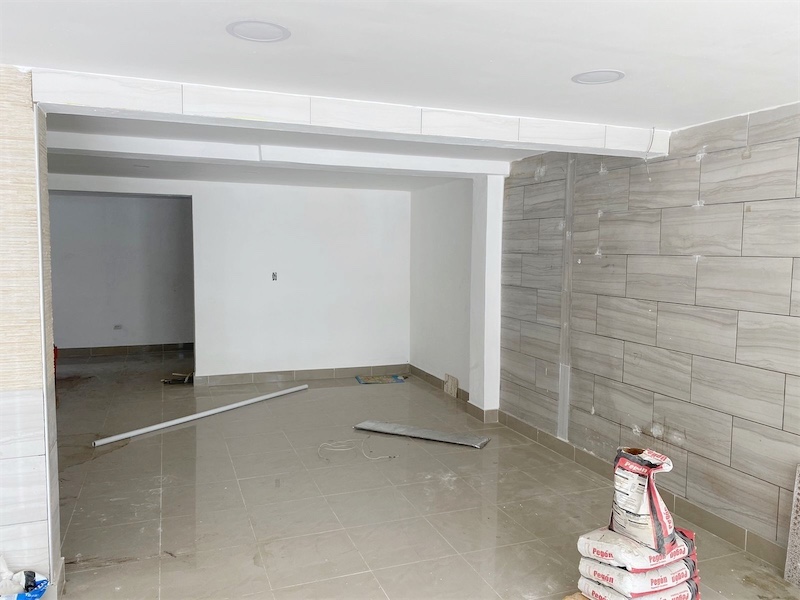 oficinas y locales comerciales - Local en los jardines primer nivel 2