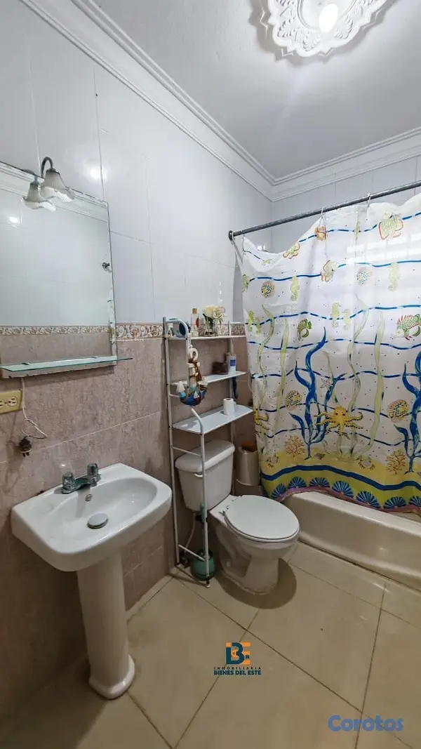 casas - Se vende amplia casa DE ESQUINA en la Entrada del  9
