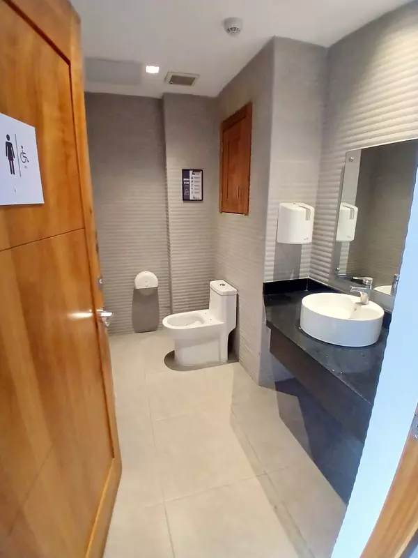 oficinas y locales comerciales - Local céntrico en Evaristo morales  4