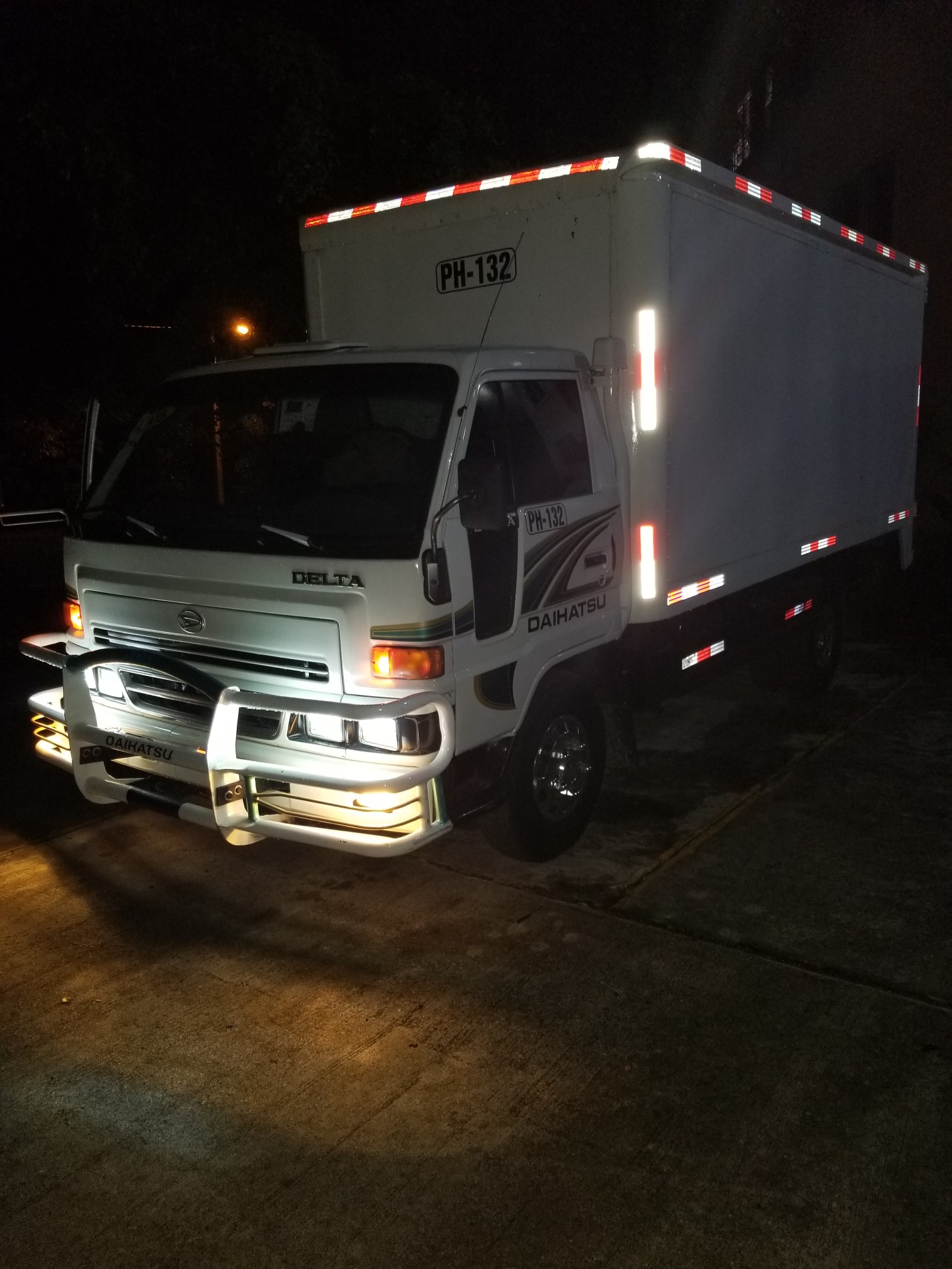 camiones y vehiculos pesados - Camion Daihatsu delta cara ancha de 14 pies