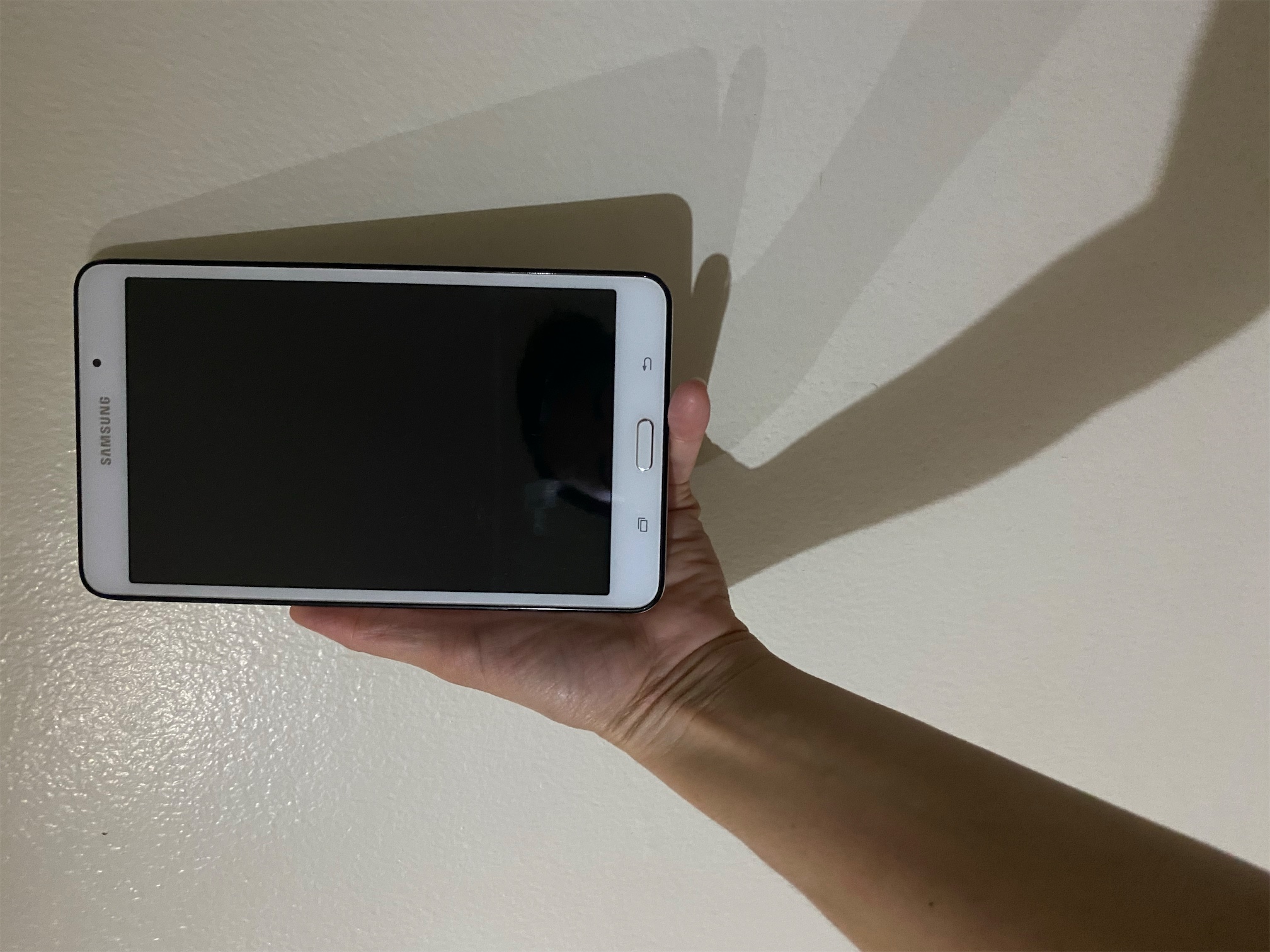 celulares y tabletas - Vendo Tablet Samsung Galaxy Tab 4 SM-T230, tiene 8GB, es de 7 pulgadas.