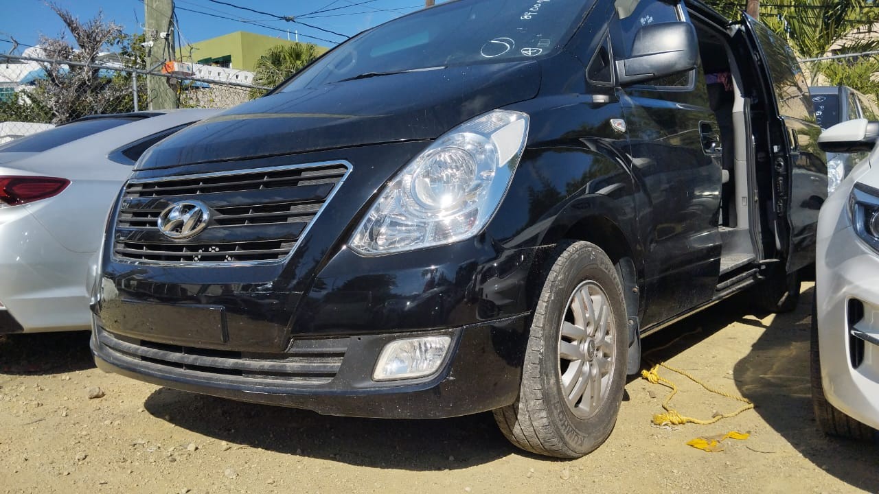 jeepetas y camionetas - HYUNDAI GRAND STAREX 2017 NEGRA 1