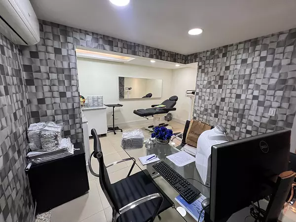 oficinas y locales comerciales - Vendo casa local en Urbanización Fernández  8