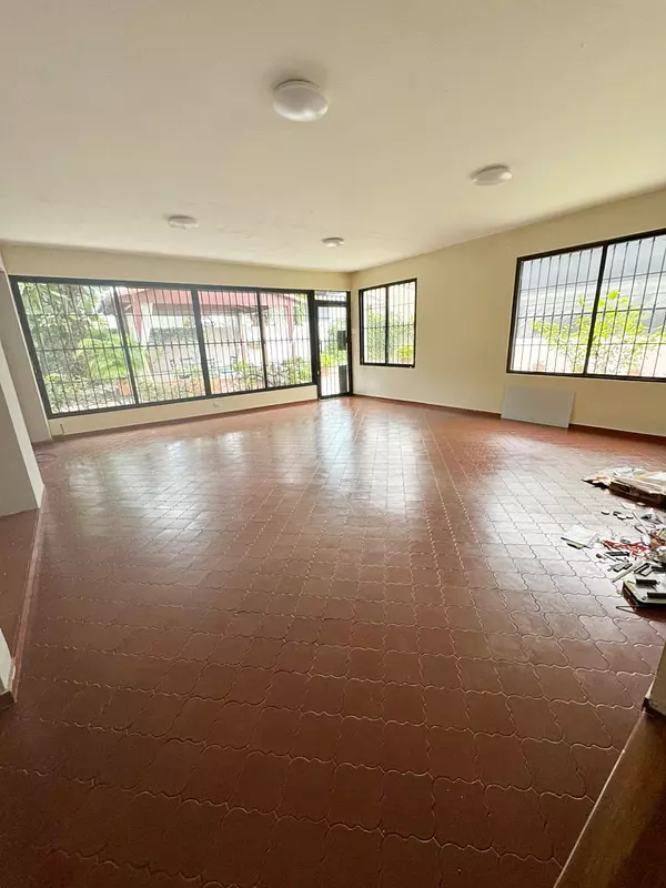 casas - Propiedad céntrica en Alquiler  8