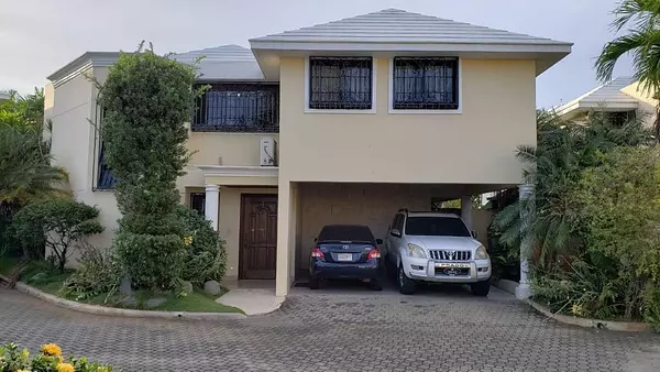 casas - Vendo casa en las Praderas 250 metros de Solar 
Construcción 250 más terraza 25  5