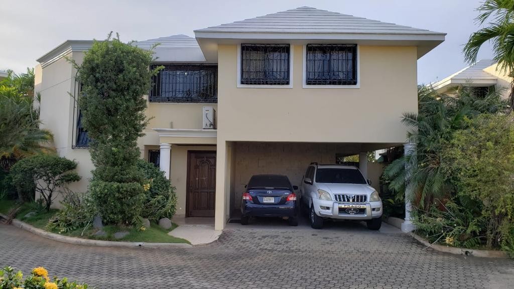 casas - Vendo casa en las Praderas 250 metros de Solar 
Construcción 250 más terraza 25  4