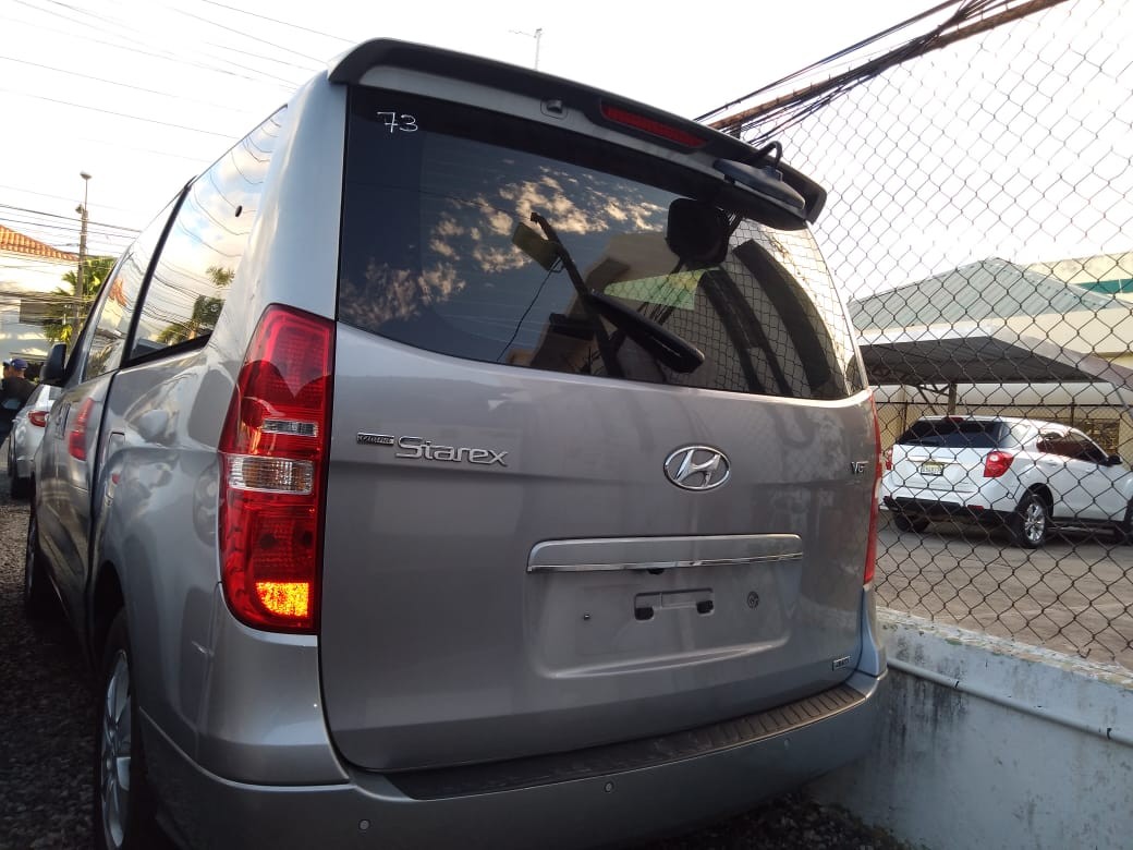 jeepetas y camionetas - HYUNDAI GRAND STAREX 2018 GRISDESDE: RD$1,300.100 8