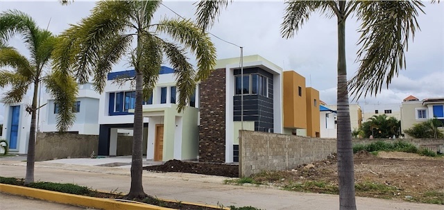 casas - Amplia , Moderna en Proyecto Cerrado  4