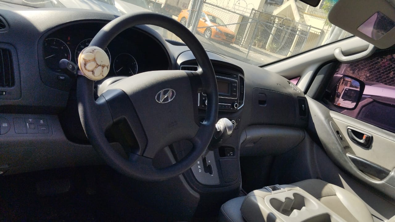 jeepetas y camionetas - HYUNDAI GRAND STAREX 2017 NEGRA 2