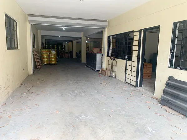 oficinas y locales comerciales - Local céntrico y amplio  10