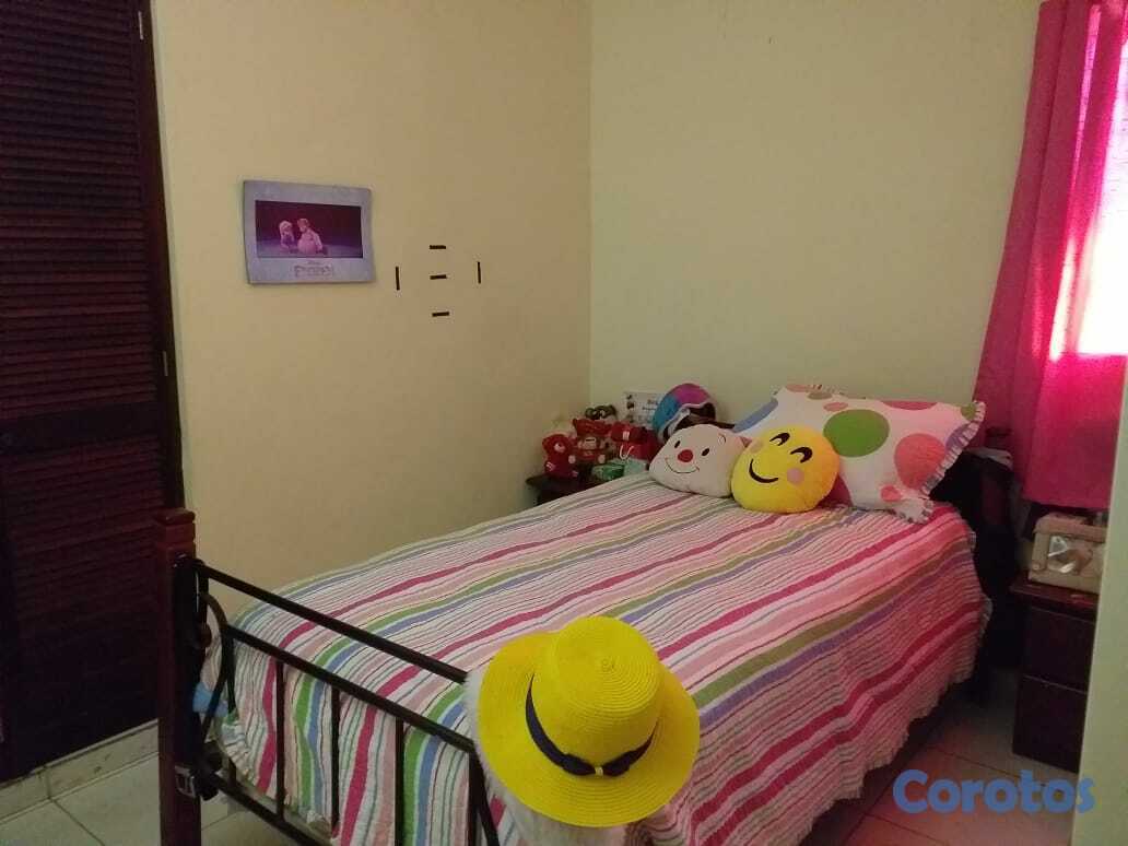 muebles y colchones - Vendo 3 camas Twin en caoba con sus juegos de colc 1