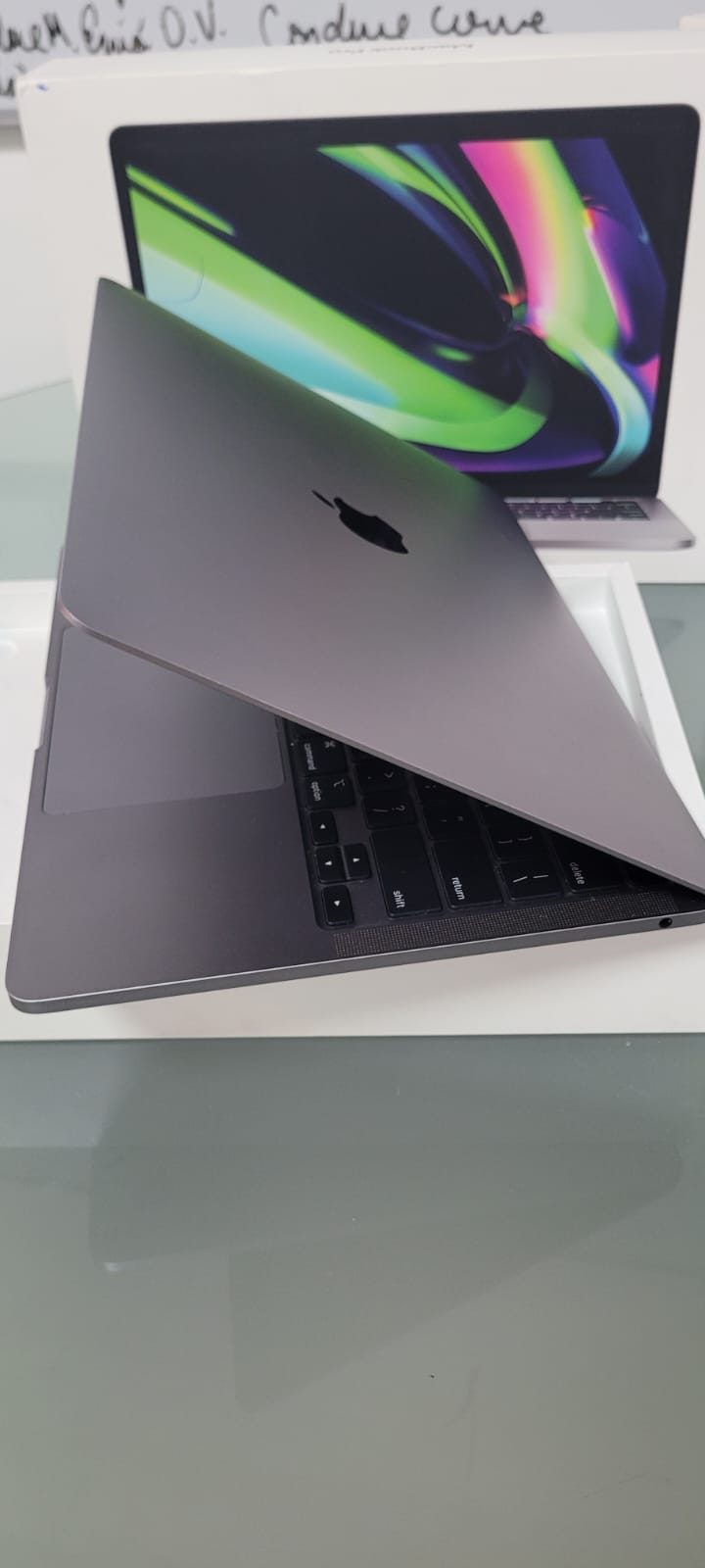 computadoras y laptops - MacBook Pro 13” (M1, 2020) – 8 GB RAM | 512 GB SSD 5