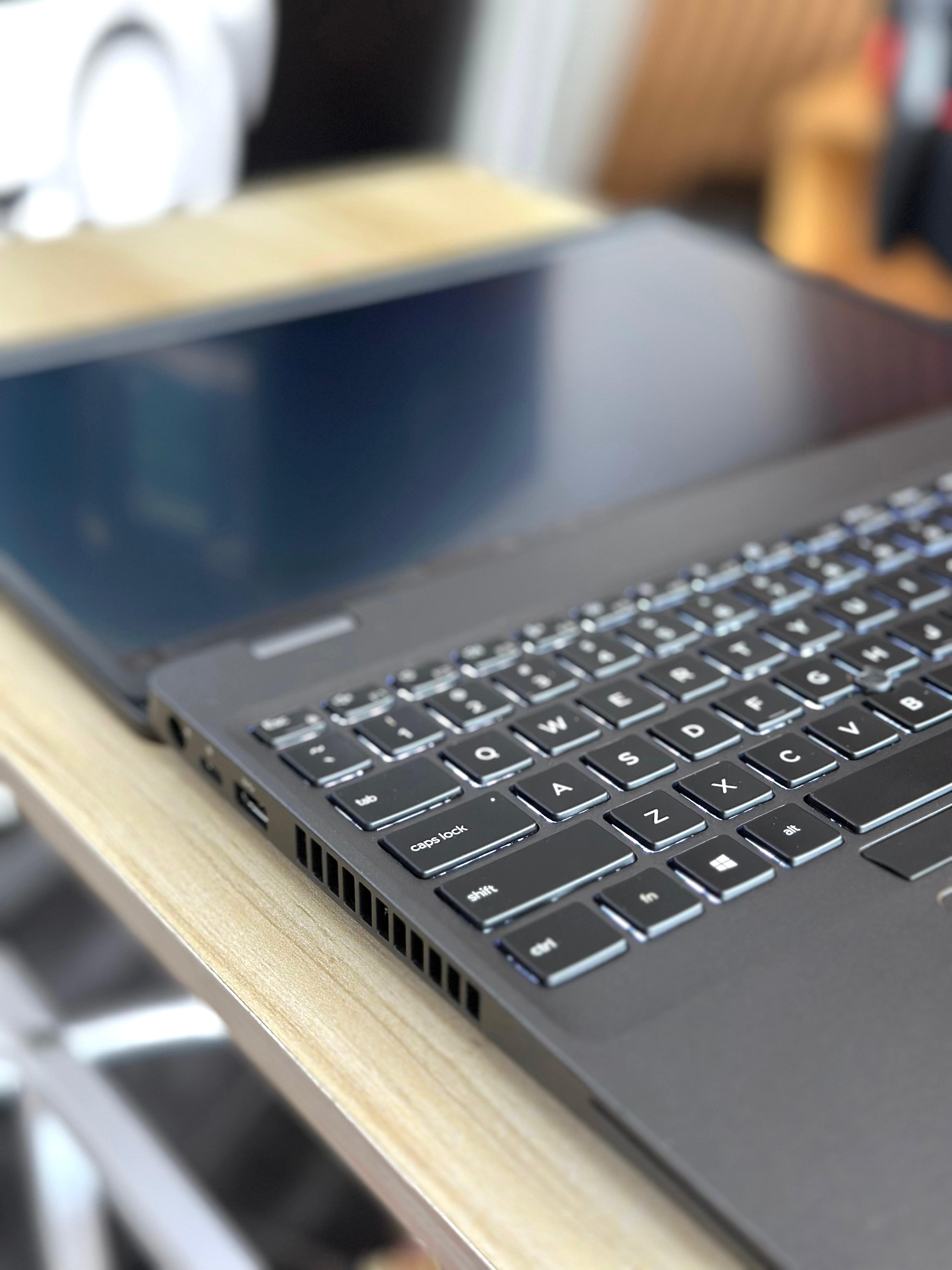 computadoras y laptops - Laptop Dell 5500 i5 8th Gen. 4