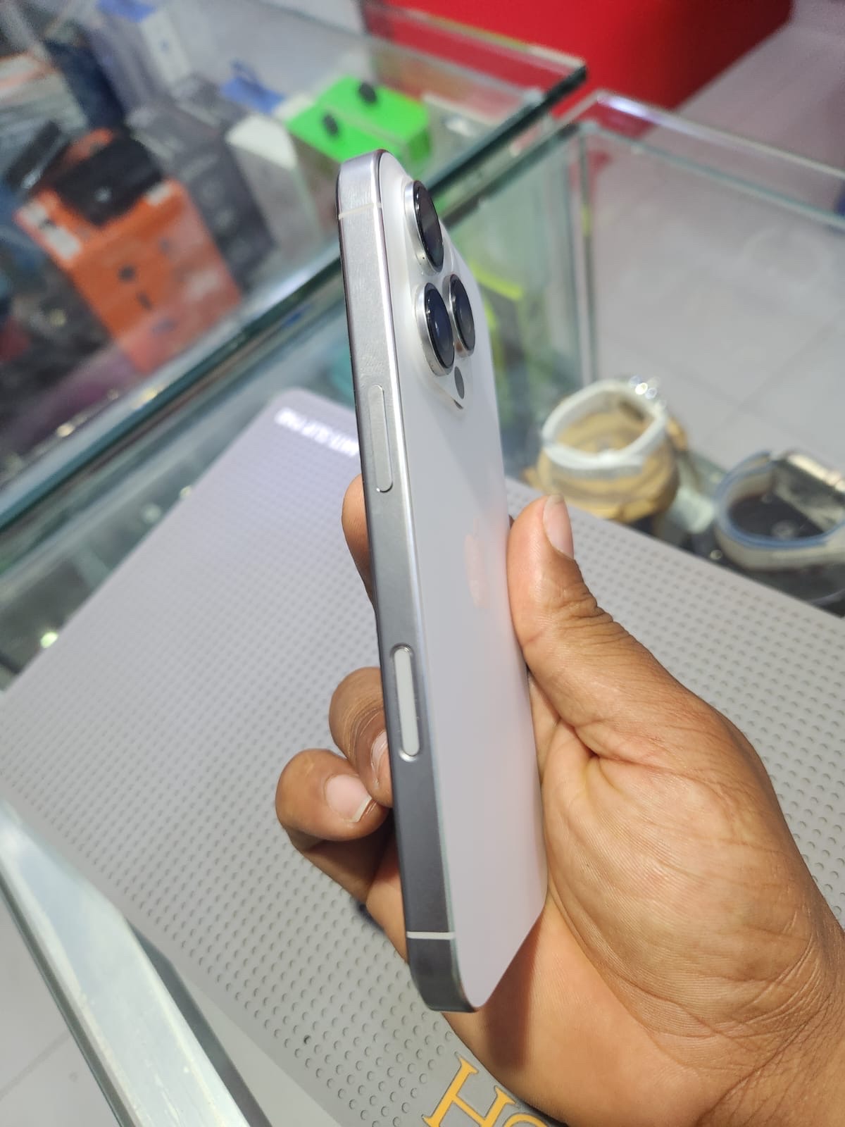 celulares y tabletas - iPhone 16 pro  3